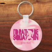 私はSquatchinになる方が良い – ピンク迷彩柄 キーホルダー (正面)