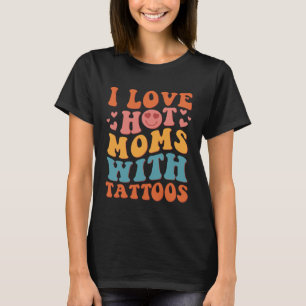 私はTattoosのGroovyヴィンテージトレンディーと熱いママが大好き Tシャツ