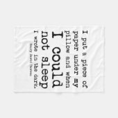 私はThoreauの暗い引用文に書きました フリースブランケット (正面(横))