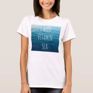 私はVITAMIN SEA - Tシャツと海の背景が必要。 Tシャツ