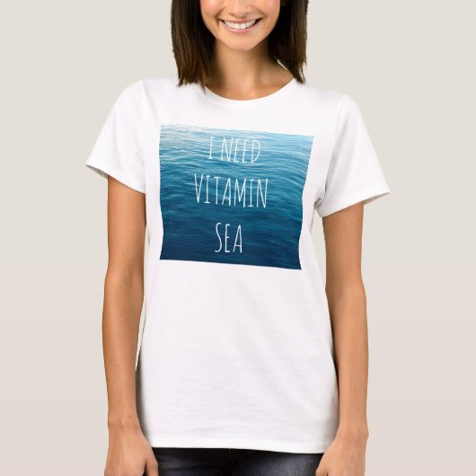 私はVITAMIN SEA - Tシャツと海の背景が必要。 Tシャツ (正面)