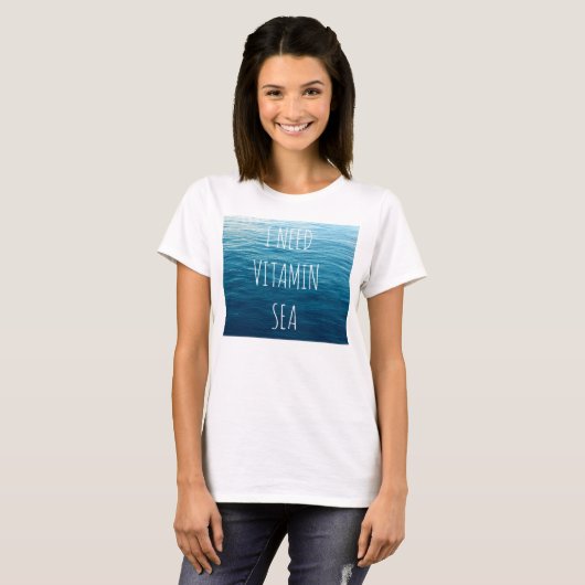 私はVITAMIN SEA - Tシャツと海の背景が必要。 Tシャツ (正面フル)