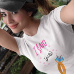 私はYesタイポグラフィ花嫁はリングや輪漫画と言った Tシャツ<br><div class="desc">皆にあなたのエキサイティングなニュースを知らせる素晴らしい方法は、このおもしろいデザインは私が可愛い漫画のリングのモチーフとyesを言ったタイポグラフィを持っている。</div>