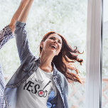 私はYes花嫁を婚約に言った Tシャツ<br><div class="desc">レトロビストロ美学シャルボードスタイルヴィンテージ氏モダンと婚約パーティミセス私たちは言ったYESパーティーシャルボードモダン招待状タイポグラフィ甘くて汚いシャルボードウェディングパーティーTシャツ</div>
