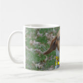 私へのおもしろいな話私はすべての耳のビーグル犬です コーヒーマグカップ (左)