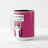 私への注意に猫のillustraを保持している板に支払って下さい ツートーンマグカップ (正面左)