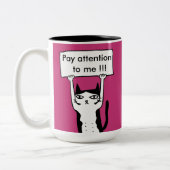 私への注意に猫のillustraを保持している板に支払って下さい ツートーンマグカップ (左)