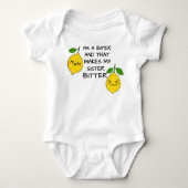 私も噛むよ - 2つのレモン ベビーボディスーツ (正面)