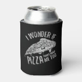私も疑問に思ピッザを考え食べる 缶クーラー (缶正面)
