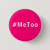 私も、#metoo、プライドピンクマゼンタ明るい赤紫色白 缶バッジ (正面)