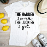 私やる気を起こさせるは働きづらい幸運を得る Tシャツ<br><div class="desc">手カッコいいスタイリッシュレタリングとフォントの組み合わシンプルせやる気を起こさせる文字硬い私の仕事Luckier私が得る。すべての懸命の働く人々のための完璧なオリジナルギフトは、彼らは学生、ボディビルダー、起業家であり、彼らはあなたが自分があなたの懸命の仕事の幸運と成功のクリエーターであることを知ってい最高のる。このTシャツはクリスマス素晴らしやその他の特別なギフトを作る。</div>