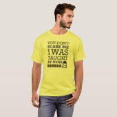 "私をおびえさせません。 私は尼僧によって教えられました"。 Tシャツ (正面フル)