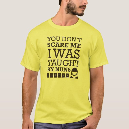 "私をおびえさせません。 私は尼僧によって教えられました"。 Tシャツ (正面)
