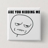 私をからかっている激怒の顔のミームあります 缶バッジ (正面)