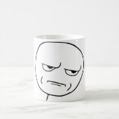 私をからかっている顔あります コーヒーマグカップ (中央)