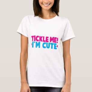 私をくすぐって下さい! 私はかわいいです! Tシャツ