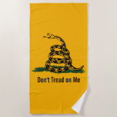 私をガッズデンの旗に踏み付けるな ビーチタオル (正面)