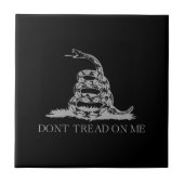 私をガッズデン国旗の黒い灰色に踏み付けない タイル (正面)