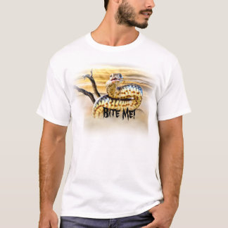 私をヘビのTシャツかんで下さい Tシャツ