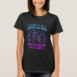 私をボーナスとして私を得る私の母に着陸を見なさい Tシャツ