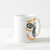 私をマネしないで 面白いマウンテンバイク コーヒーマグカップ (正面右)