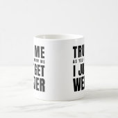 私を信じて私を知る私は奇妙になる コーヒーマグカップ (中央)