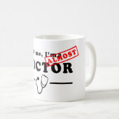 私を信じて、私はほとんど医師のマグカップ コーヒーマグカップ (正面右)