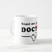 私を信じて、私はほとんど医師のマグカップ コーヒーマグカップ (正面左)