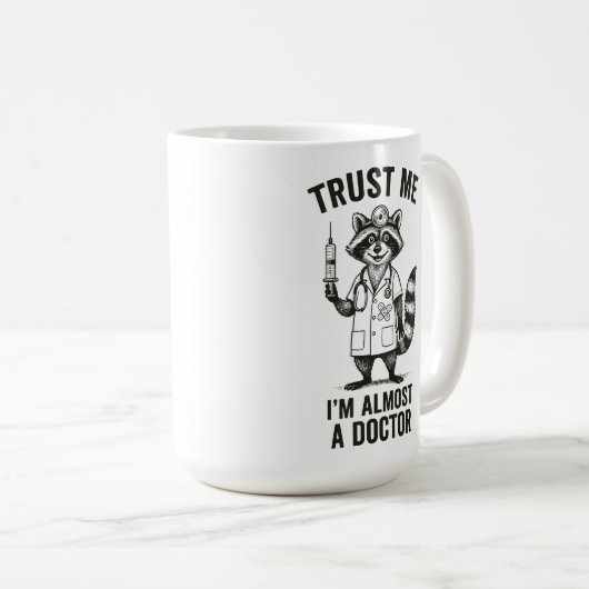 私を信じて、私はほとんど医者である – Raccoon おもしろい Med コーヒーマグカップ (正面右)