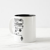 私を信じて。私はエンジニアです ツートーンマグカップ (正面左)