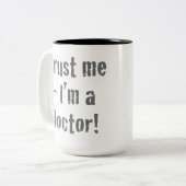 「私を信じて – 私は医者だ」 ツートーンマグカップ (正面左)