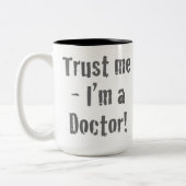 「私を信じて – 私は医者だ」 ツートーンマグカップ (左)
