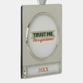 私を信頼して下さい。 私は庭師です! シルバープレートバナーオーナメント (右)