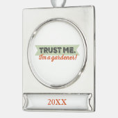 私を信頼して下さい。 私は庭師です! シルバープレートバナーオーナメント (左)