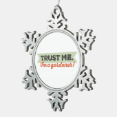 私を信頼して下さい。 私は庭師です! スノーフレークピューターオーナメント (右)