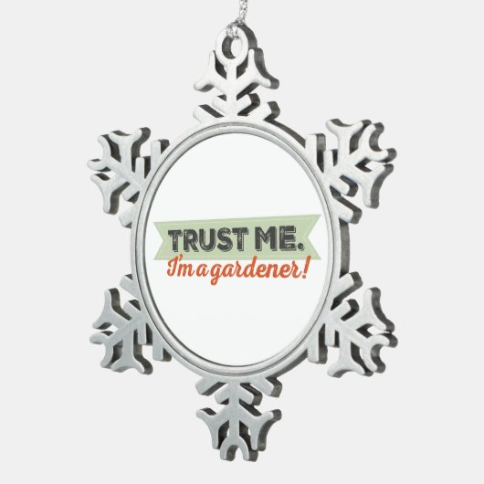 私を信頼して下さい。 私は庭師です! スノーフレークピューターオーナメント (右)