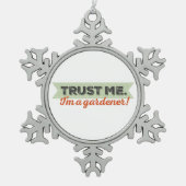 私を信頼して下さい。 私は庭師です! スノーフレークピューターオーナメント (正面)