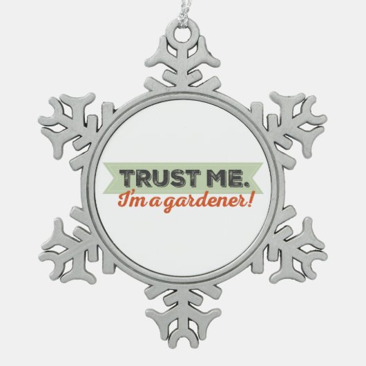 私を信頼して下さい。 私は庭師です! スノーフレークピューターオーナメント (正面)