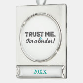 私を信頼して下さい。 私は鳥類捕獲人です! シルバープレートバナーオーナメント (左)