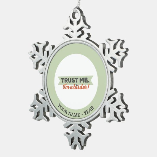 私を信頼して下さい。 私は鳥類捕獲人です! リボン スノーフレークピューターオーナメント (右)