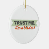 私を信頼して下さい。 私は鳥類捕獲人です! リボン セラミックオーナメント (右)