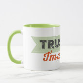 私を信頼して下さい。 私は鳥類捕獲人です! リボン マグカップ (左)