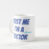 私を信頼する医者である可愛い女性の医療 コーヒーマグカップ (正面左)