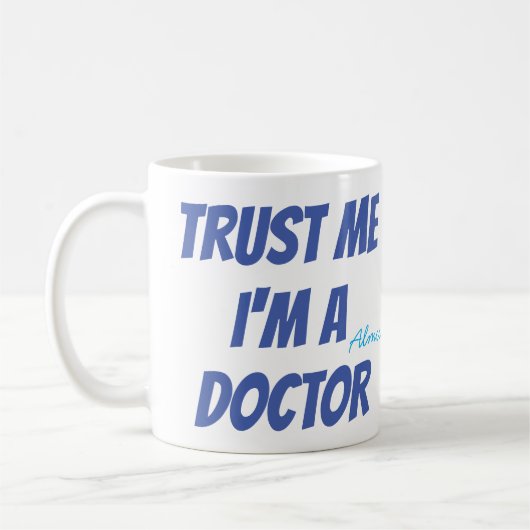 私を信頼する医者である可愛い女性の医療 コーヒーマグカップ (左)