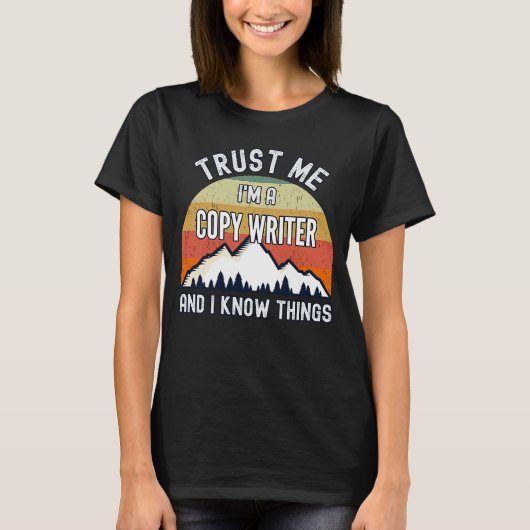 私を信頼する私は作家であり、私は物事を知っている Tシャツ (正面)