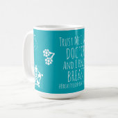 私を信頼する私は医者であり、私はBREASTを知っている コーヒーマグカップ (正面左)