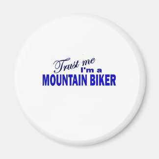 私を信頼する私は、山のバイクもしくは自転車に乗る人 マグネット