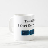 私を信頼する。私はCtrlすべておもしろいの技術Tシャツ コーヒーマグカップ (正面左)