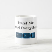 私を信頼する。私はCtrlすべておもしろいの技術Tシャツ コーヒーマグカップ (中央)