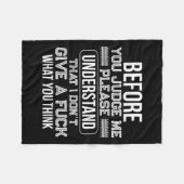 私を判断する前に、理解してほしい 私は〜なんて気にしないんだ フリースブランケット (正面(横))